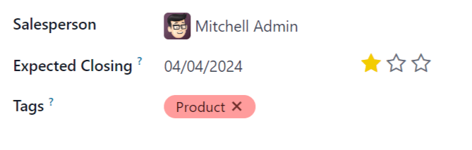 Imagen con acercamiento de la fecha prevista de cierre de un cliente potencial en la aplicación CRM.