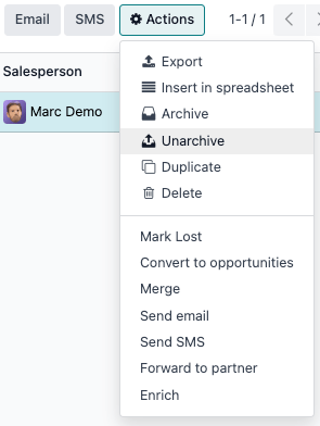 Botón de acción de la vista de lista donde se enfatiza la opción Desarchivar.