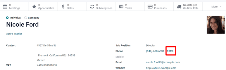 El icono de SMS se ubica en el formulario de contacto de un individuo en la aplicación Contactos de Nexovate.
