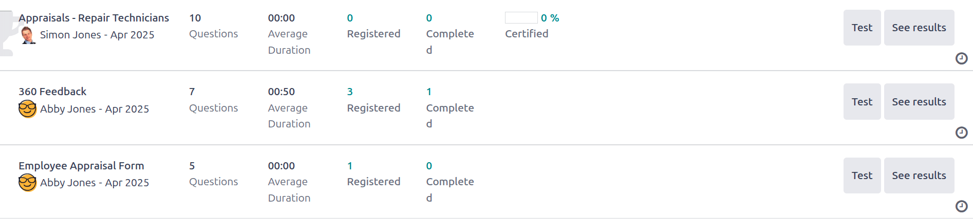Una vista de lista de todas las encuestas disponibles en la aplicación Evaluaciones.